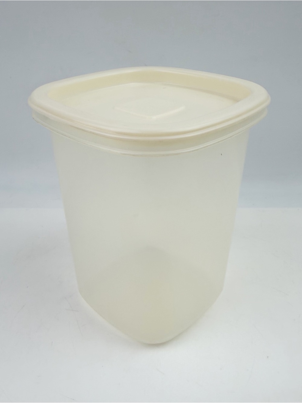 Rubbermaid #8 Servin Saver Canister Almond Lid 1.8 Pint Square Vintage VGC
